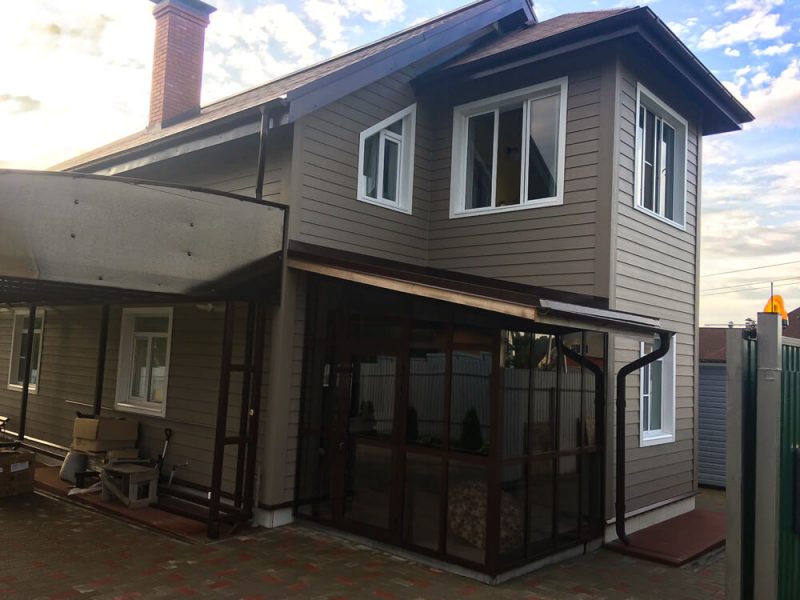 Остекление-крыльца-загородного-дома-03